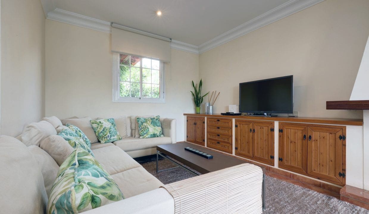 4 sypialnia Willa na sprzedaż w Nueva Andalucia z basenem garażem - 1 395 000 € (Ref: 9357157)