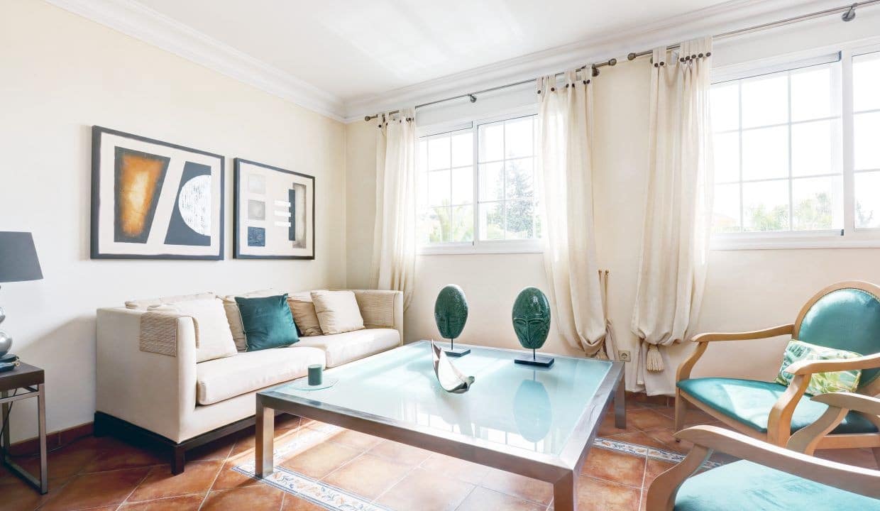 4 sypialnia Willa na sprzedaż w Nueva Andalucia z basenem garażem - 1 395 000 € (Ref: 9357157)