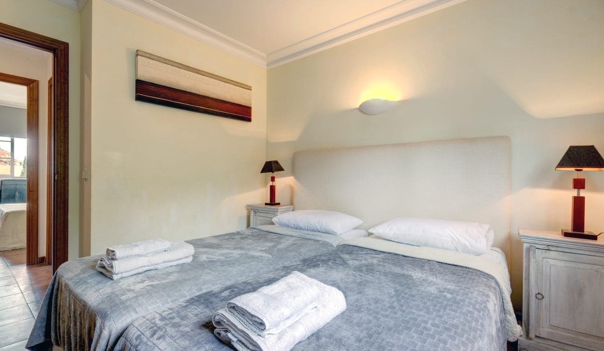 4 sypialnia Willa na sprzedaż w Nueva Andalucia z basenem garażem - 1 395 000 € (Ref: 9357157)