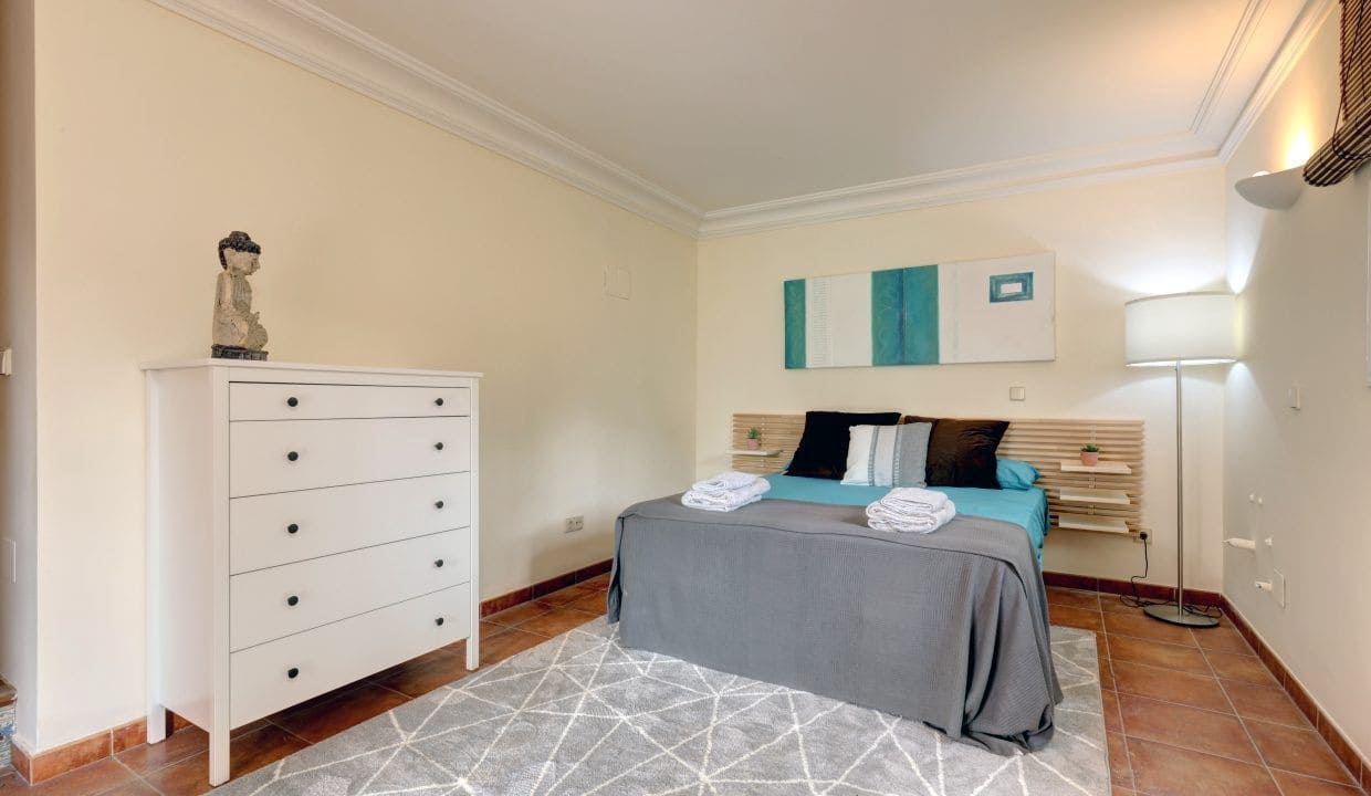 4 sypialnia Willa na sprzedaż w Nueva Andalucia z basenem garażem - 1 395 000 € (Ref: 9357157)