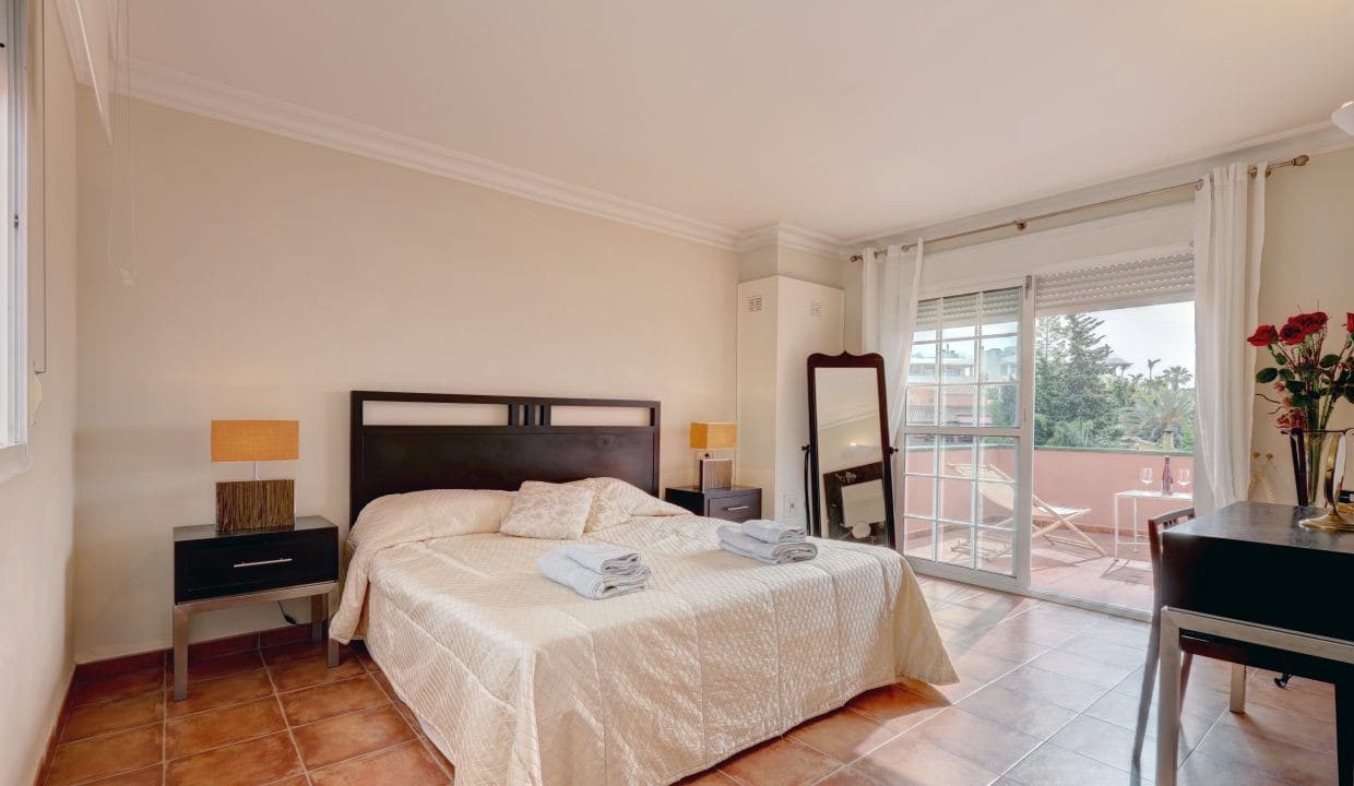 4 sypialnia Willa na sprzedaż w Nueva Andalucia z basenem garażem - 1 395 000 € (Ref: 9357157)