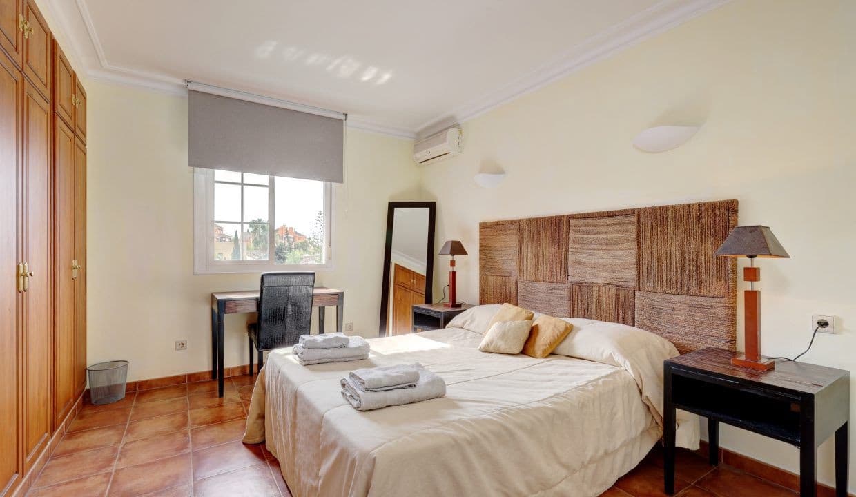 4 sypialnia Willa na sprzedaż w Nueva Andalucia z basenem garażem - 1 395 000 € (Ref: 9357157)