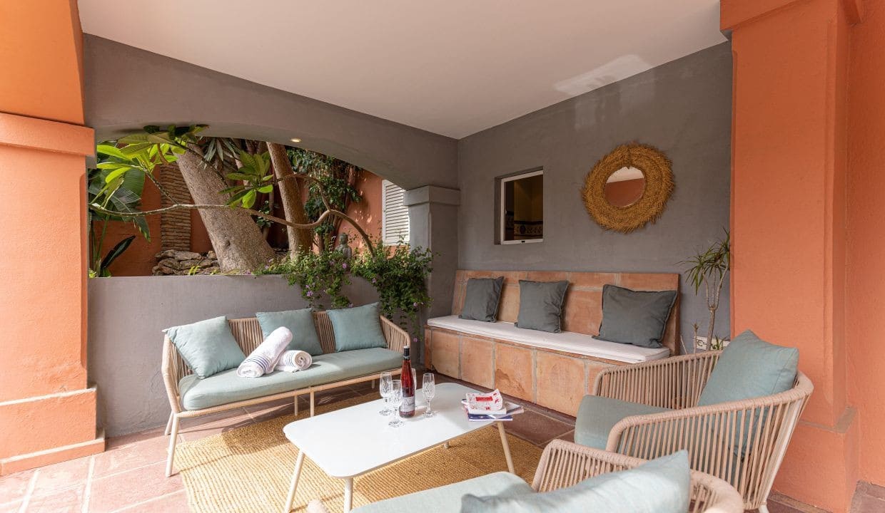 4 sypialnia Willa na sprzedaż w Nueva Andalucia z basenem garażem - 1 395 000 € (Ref: 9357157)