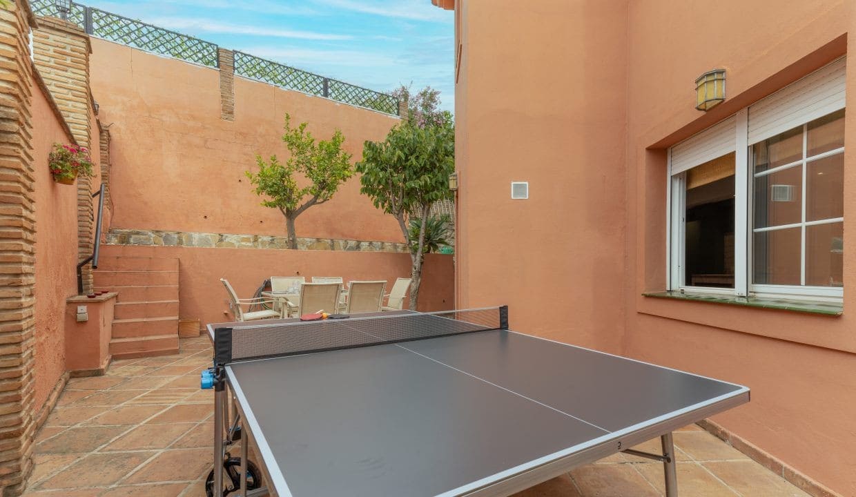 4 sypialnia Willa na sprzedaż w Nueva Andalucia z basenem garażem - 1 395 000 € (Ref: 9357157)