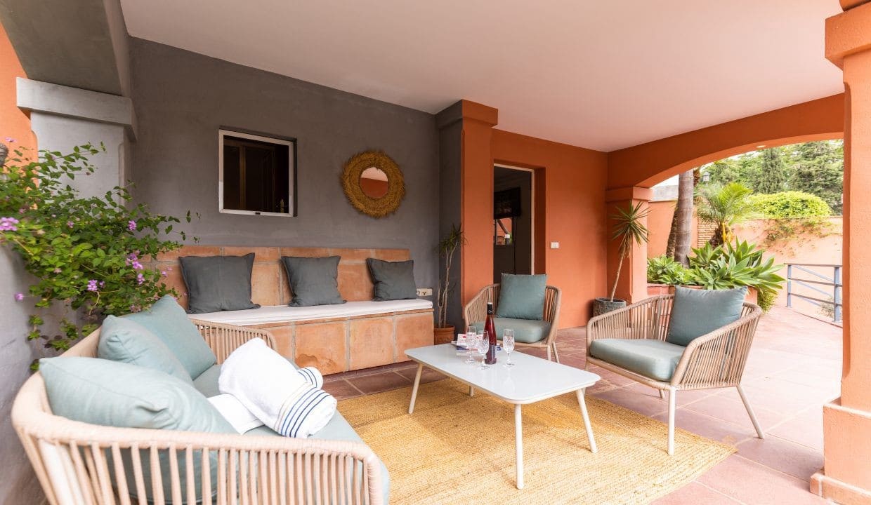 4 sypialnia Willa na sprzedaż w Nueva Andalucia z basenem garażem - 1 395 000 € (Ref: 9357157)