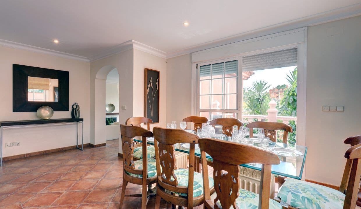 4 sypialnia Willa na sprzedaż w Nueva Andalucia z basenem garażem - 1 395 000 € (Ref: 9357157)