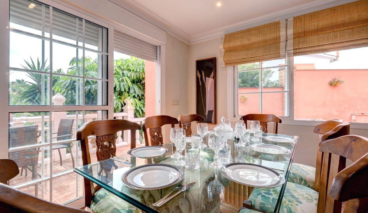 4 sypialnia Willa na sprzedaż w Nueva Andalucia z basenem garażem - 1 395 000 € (Ref: 9357157)