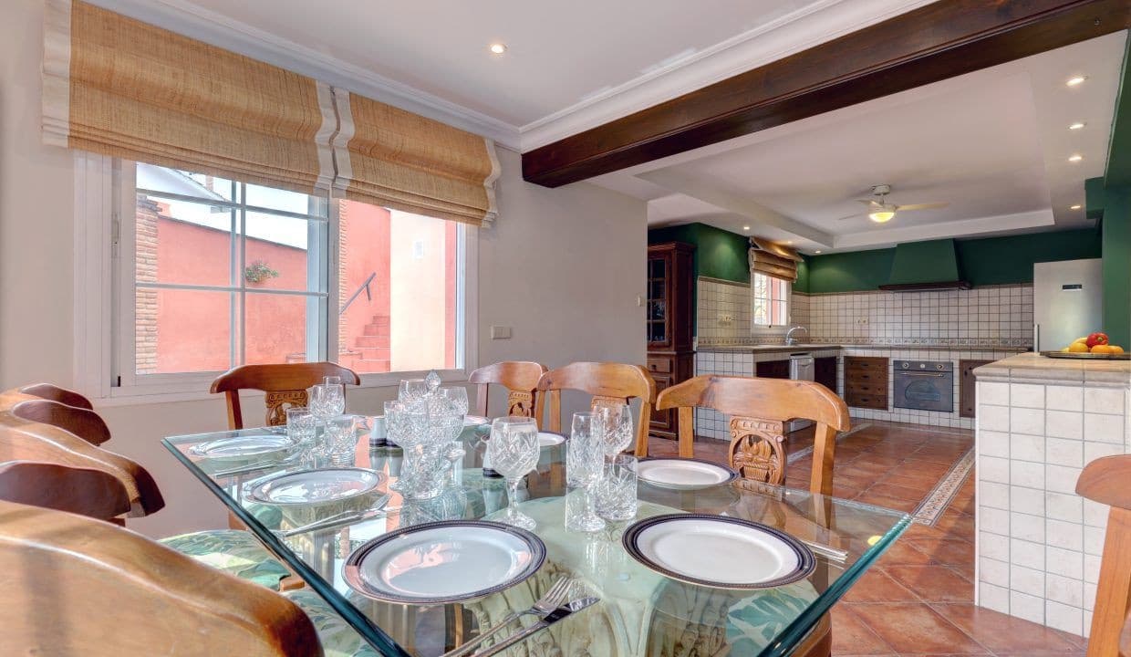 4 sypialnia Willa na sprzedaż w Nueva Andalucia z basenem garażem - 1 395 000 € (Ref: 9357157)