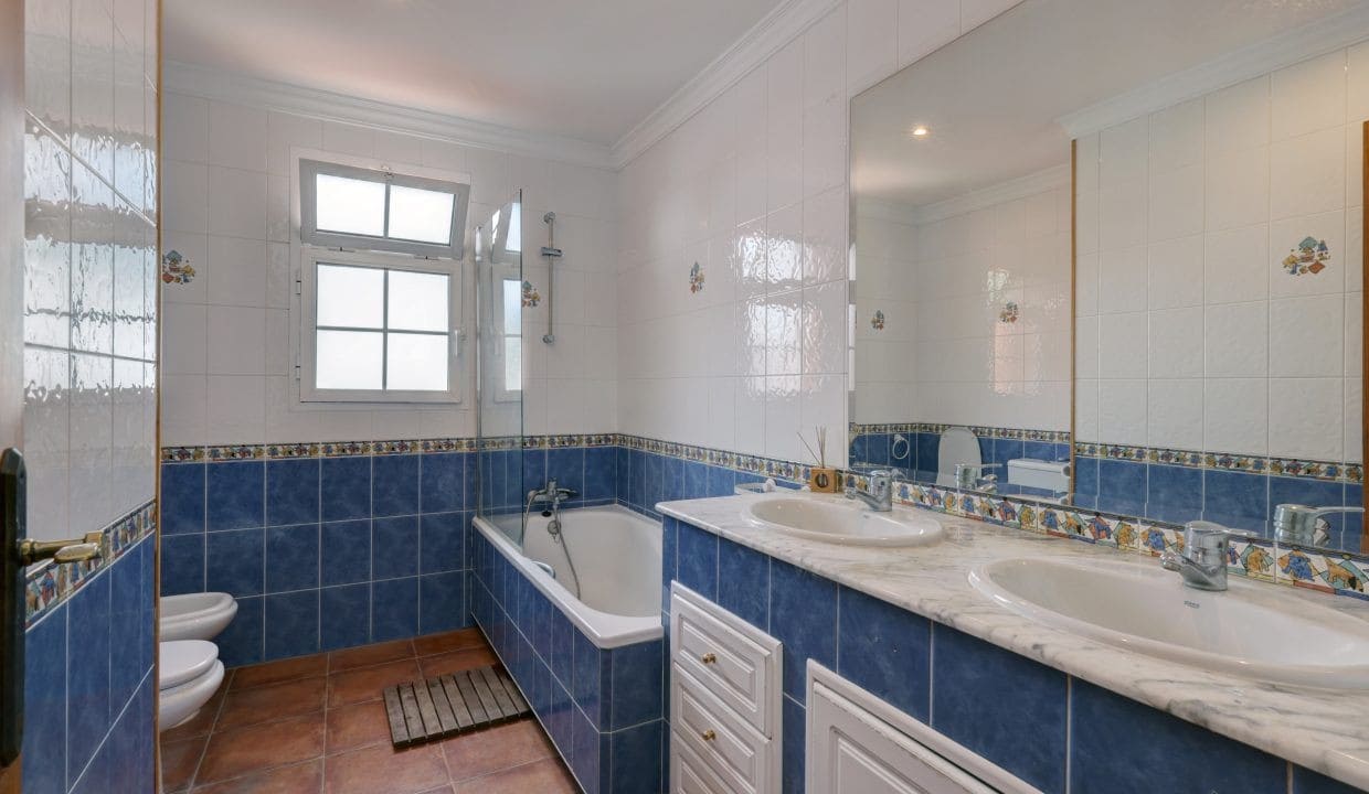 4 sypialnia Willa na sprzedaż w Nueva Andalucia z basenem garażem - 1 395 000 € (Ref: 9357157)