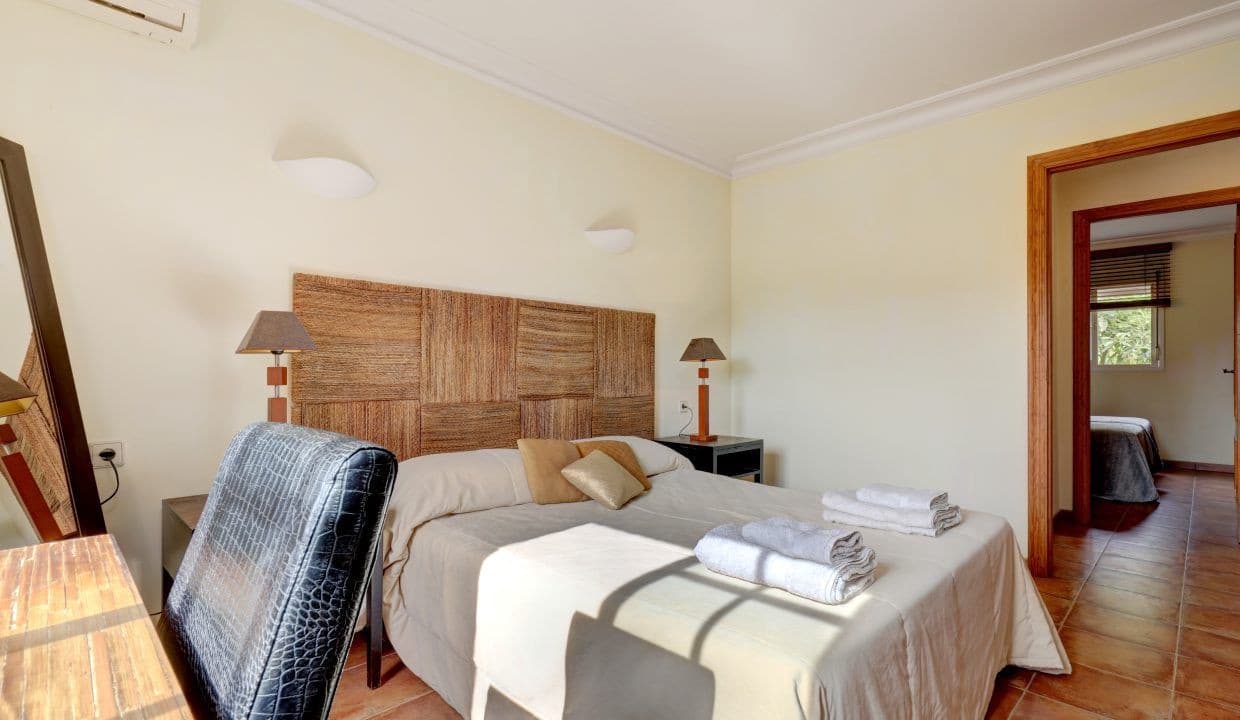 4 sypialnia Willa na sprzedaż w Nueva Andalucia z basenem garażem - 1 395 000 € (Ref: 9357157)