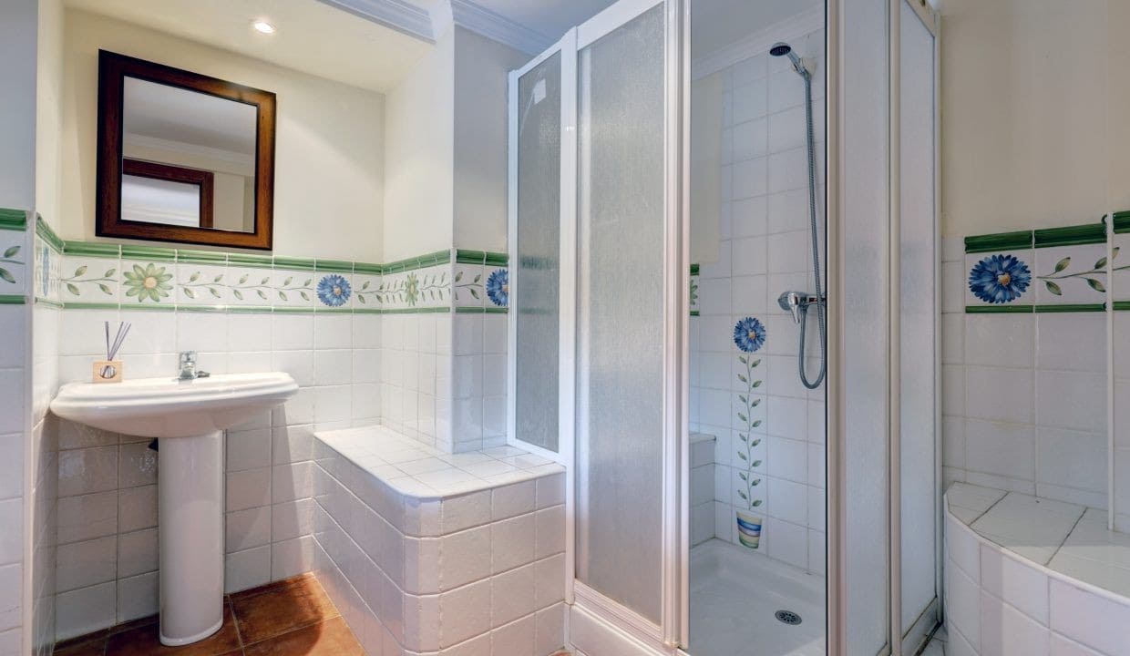 4 sypialnia Willa na sprzedaż w Nueva Andalucia z basenem garażem - 1 395 000 € (Ref: 9357157)