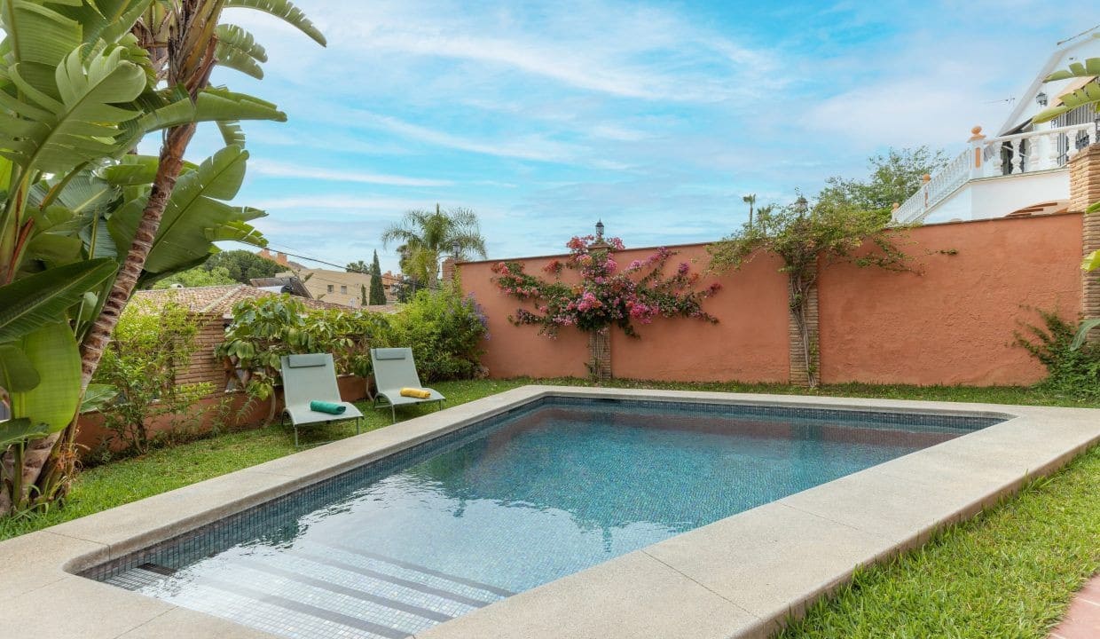 4 sypialnia Willa na sprzedaż w Nueva Andalucia z basenem garażem - 1 395 000 € (Ref: 9357157)