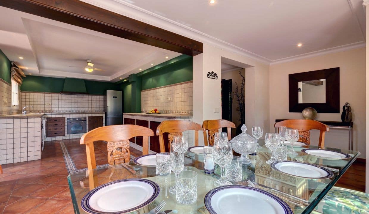 4 sypialnia Willa na sprzedaż w Nueva Andalucia z basenem garażem - 1 395 000 € (Ref: 9357157)