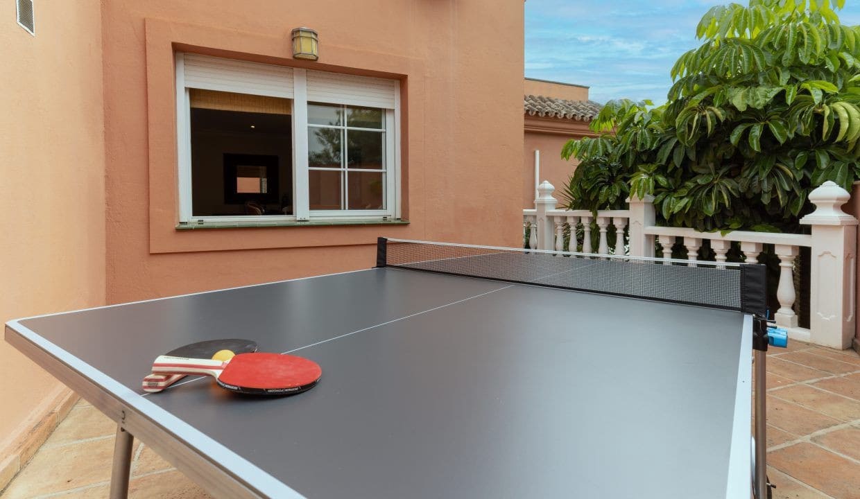 4 sypialnia Willa na sprzedaż w Nueva Andalucia z basenem garażem - 1 395 000 € (Ref: 9357157)