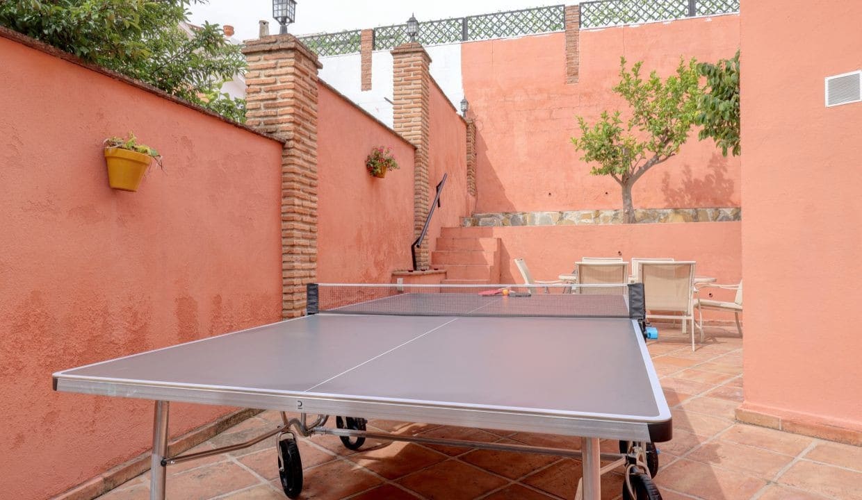 4 sypialnia Willa na sprzedaż w Nueva Andalucia z basenem garażem - 1 395 000 € (Ref: 9357157)