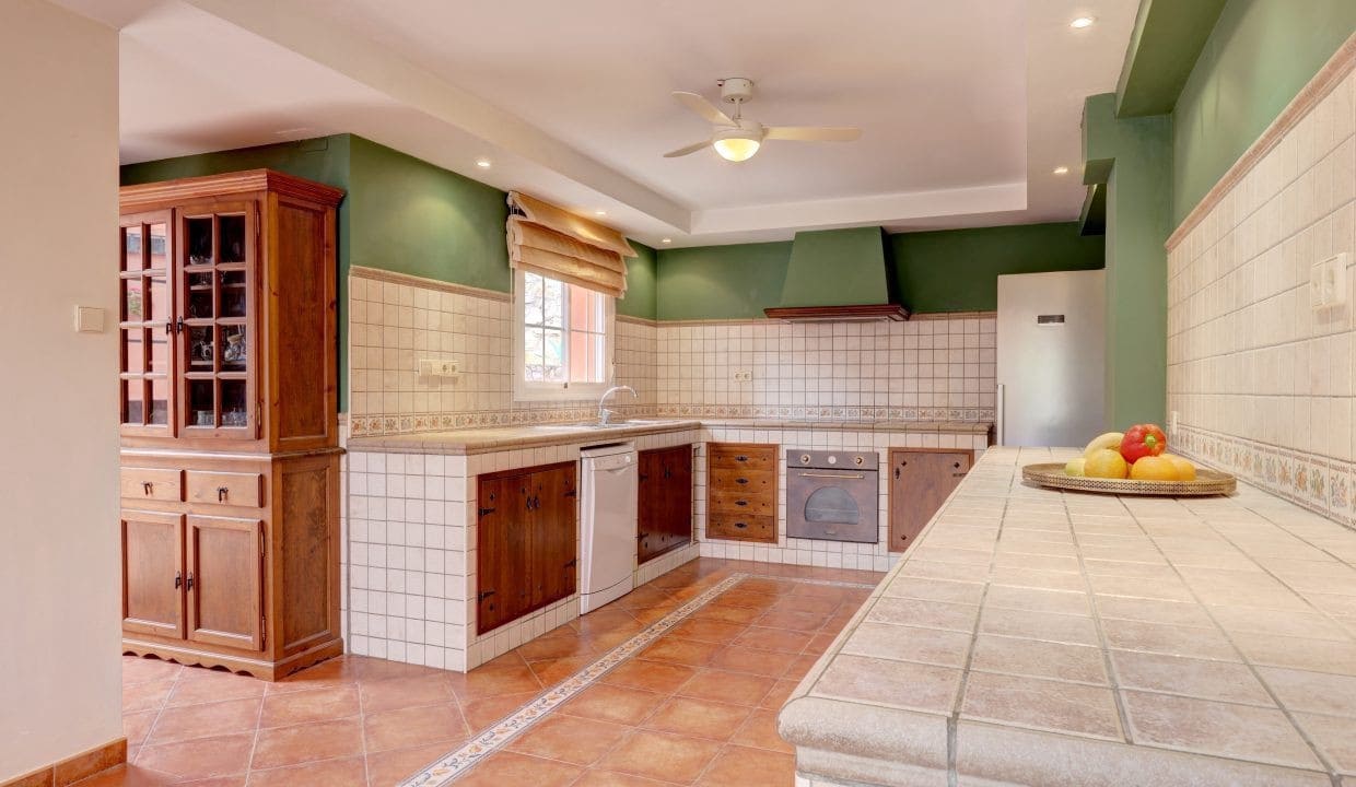 4 sypialnia Willa na sprzedaż w Nueva Andalucia z basenem garażem - 1 395 000 € (Ref: 9357157)