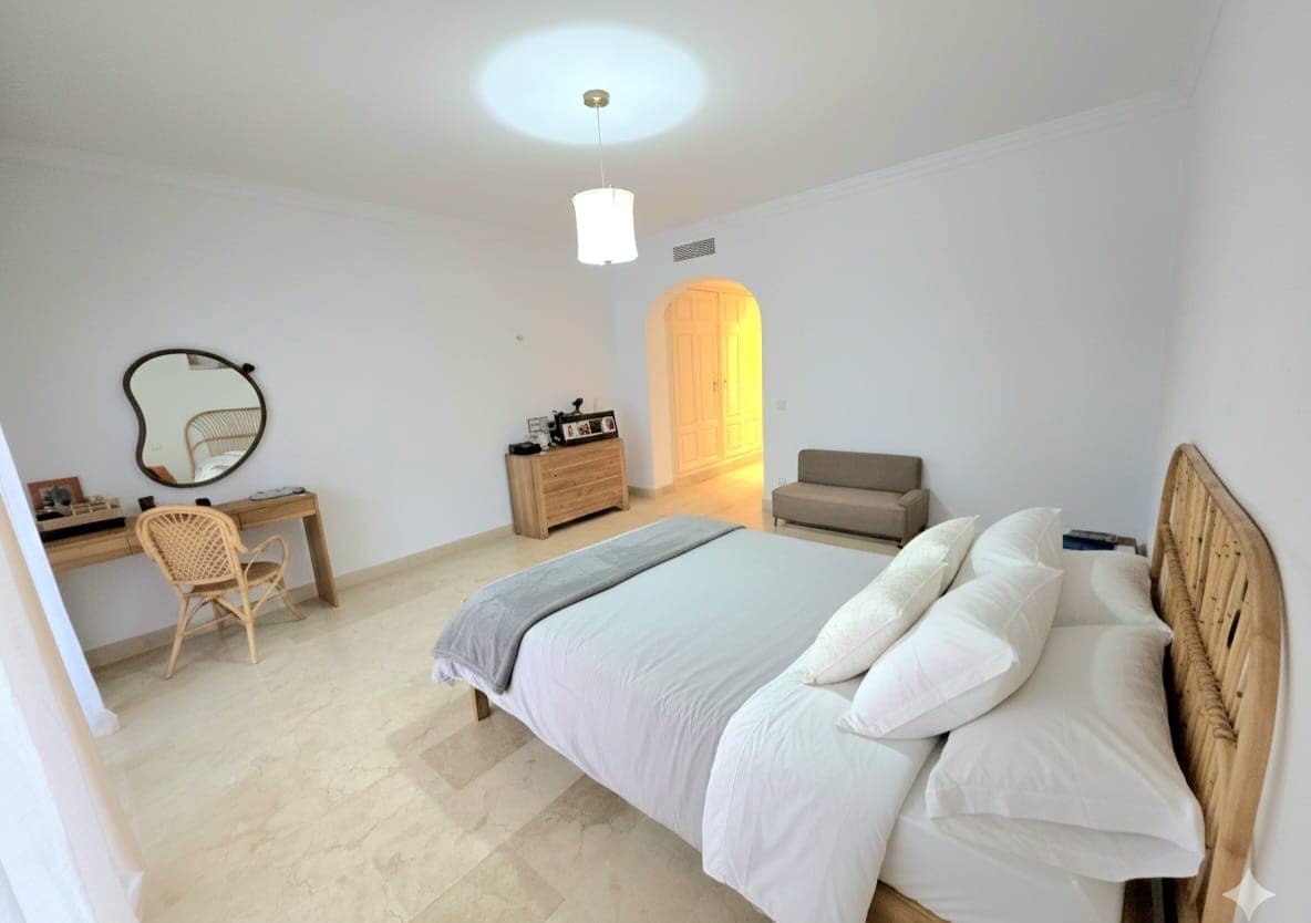 2 bedroom Apartment for rent in Golden Mile with pool garage - € 3,000 (Ref: 9410893)