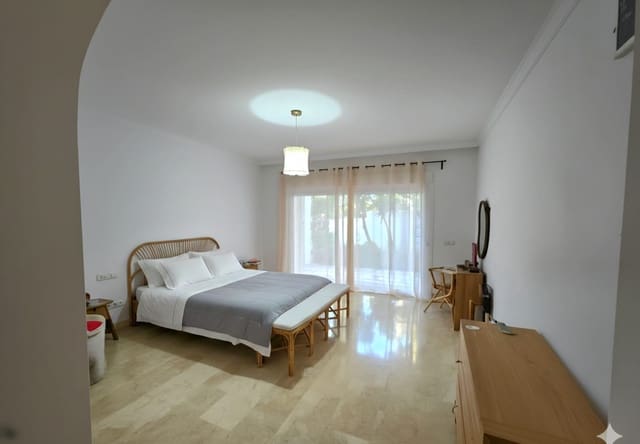 2 soveværelse Lejlighed til leje i Lomas De Marbella, Marbella med swimmingpool garage - € 3.000 (Ref: 9410893)