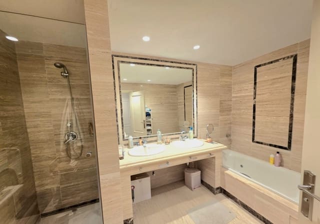 2 soveværelse Lejlighed til leje i Lomas De Marbella, Marbella med swimmingpool garage - € 3.000 (Ref: 9410893)