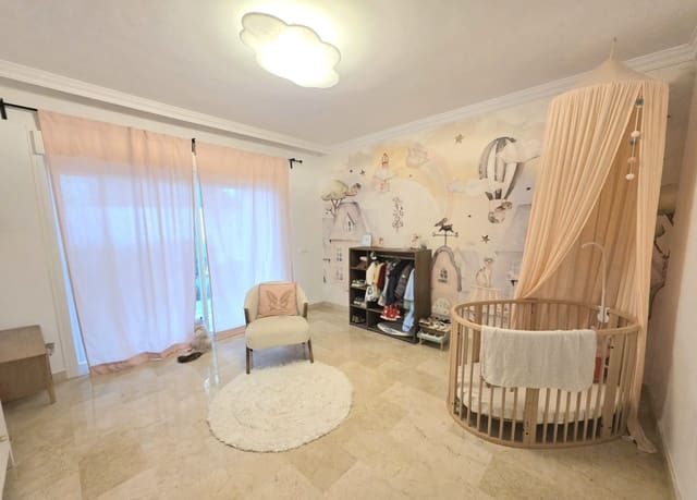 2 soveværelse Lejlighed til leje i Lomas De Marbella, Marbella med swimmingpool garage - € 3.000 (Ref: 9410893)