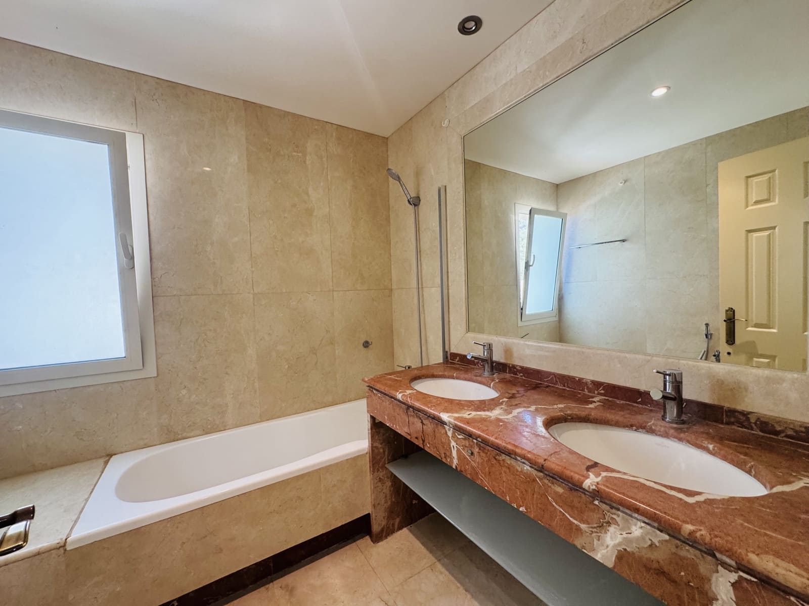 3 slaapkamer Penthouse te huur in Marbella met zwembad garage - € 3.500 (Ref: 9415823)