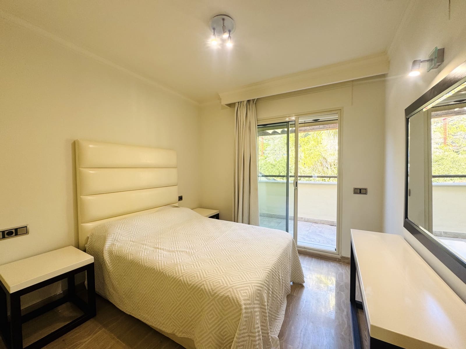 3 slaapkamer Penthouse te huur in Marbella met zwembad garage - € 3.500 (Ref: 9415823)