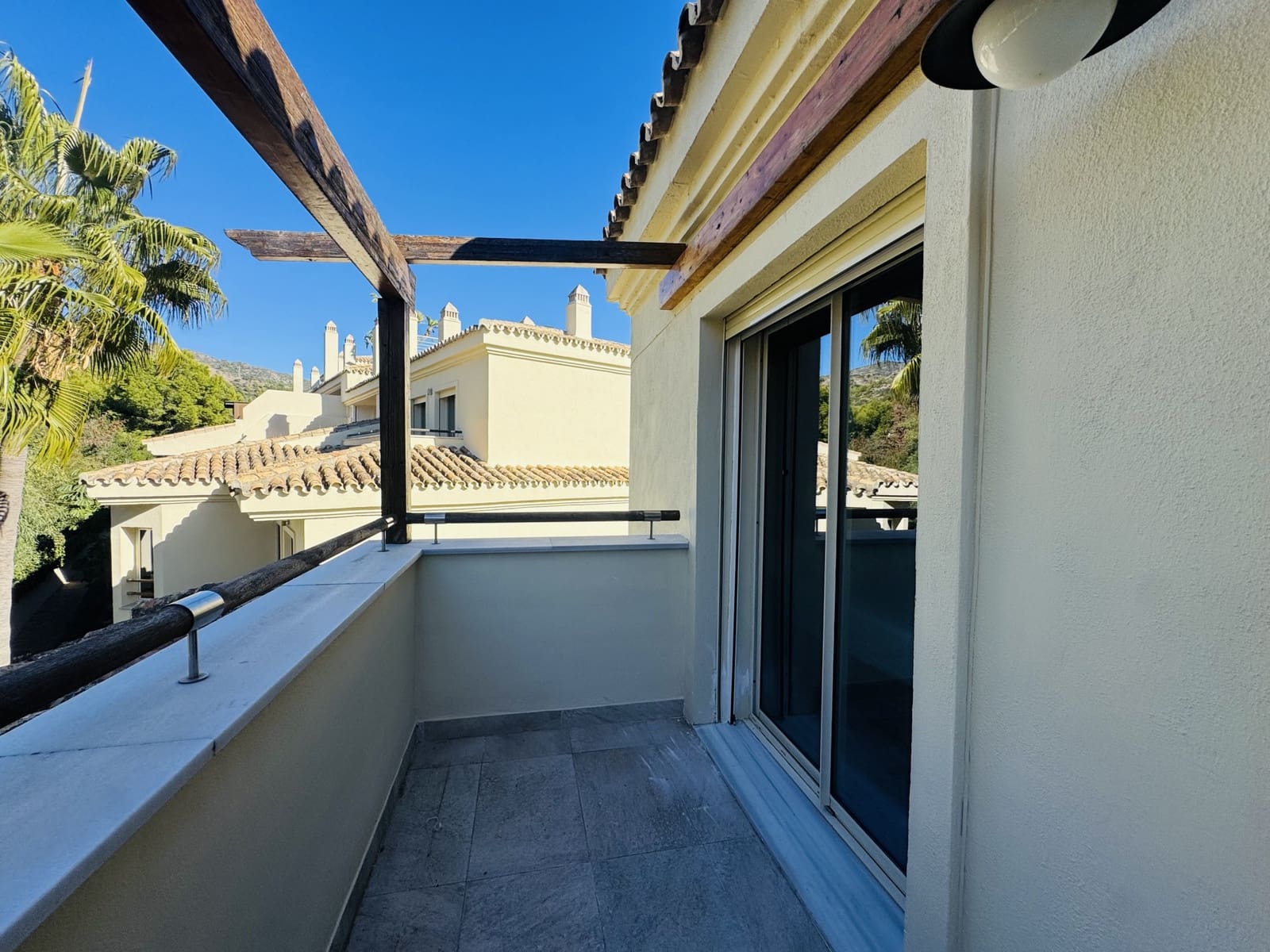 3 slaapkamer Penthouse te huur in Marbella met zwembad garage - € 3.500 (Ref: 9415823)