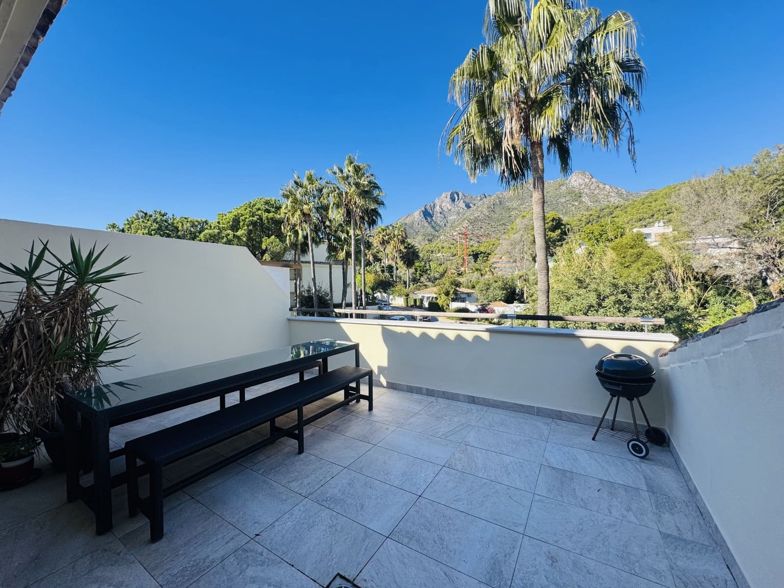 3 slaapkamer Penthouse te huur in Marbella met zwembad garage - € 3.500 (Ref: 9415823)