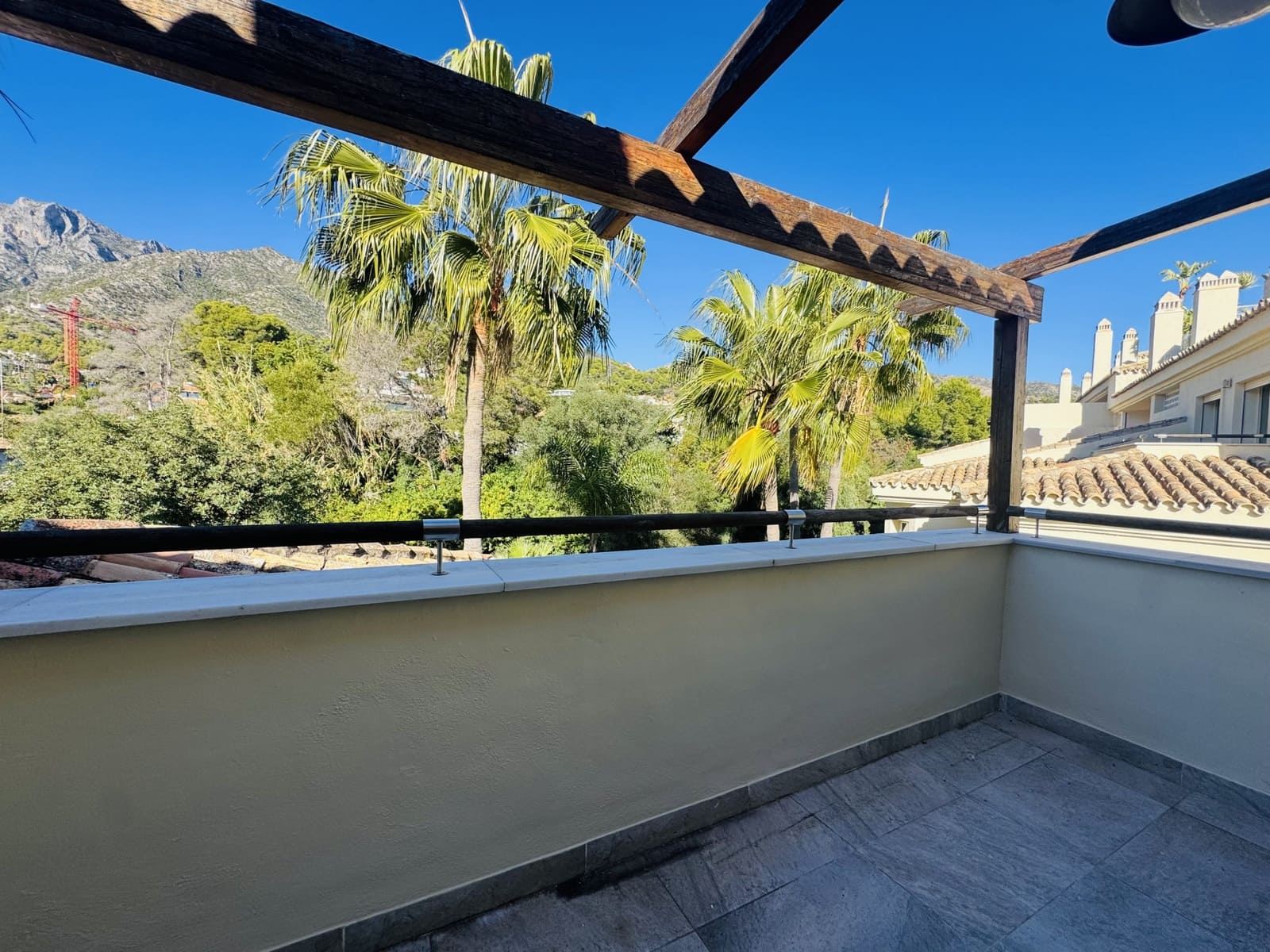 3 slaapkamer Penthouse te huur in Marbella met zwembad garage - € 3.500 (Ref: 9415823)