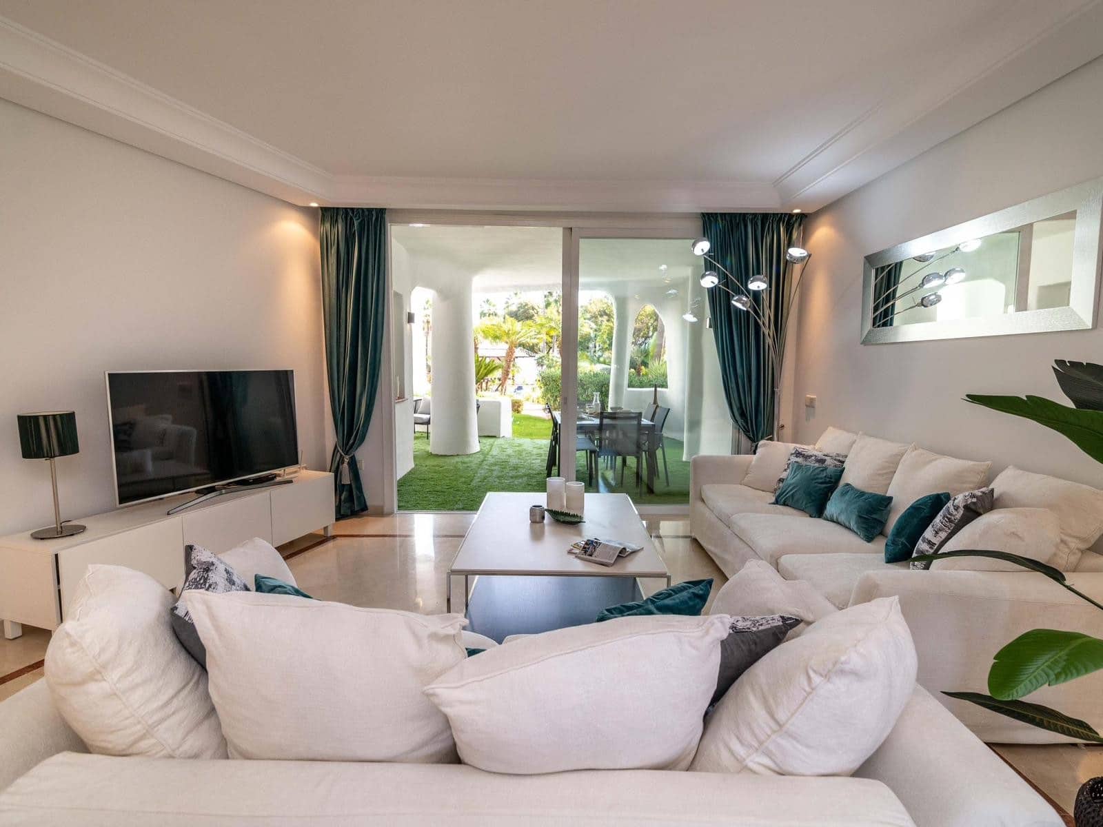 2 bedroom Apartment for holiday rental in Marbella with pool - € 750 (Ref: 9448968)