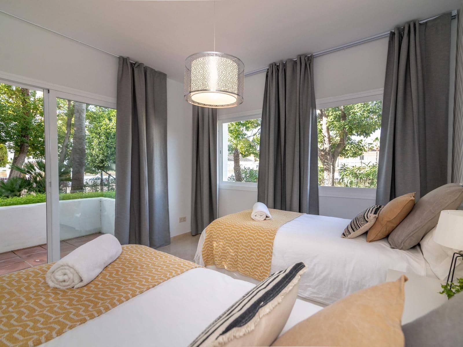 2 bedroom Apartment for holiday rental in Marbella with pool - € 750 (Ref: 9448968)