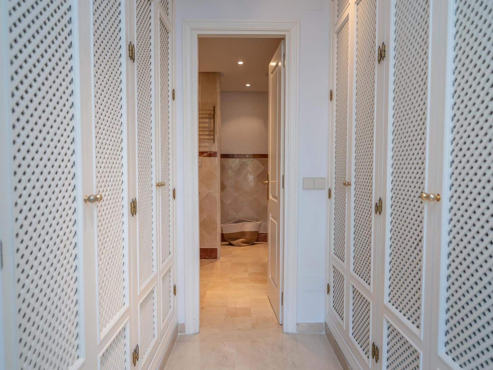 2 bedroom Apartment for holiday rental in Marbella with pool - € 750 (Ref: 9448968)