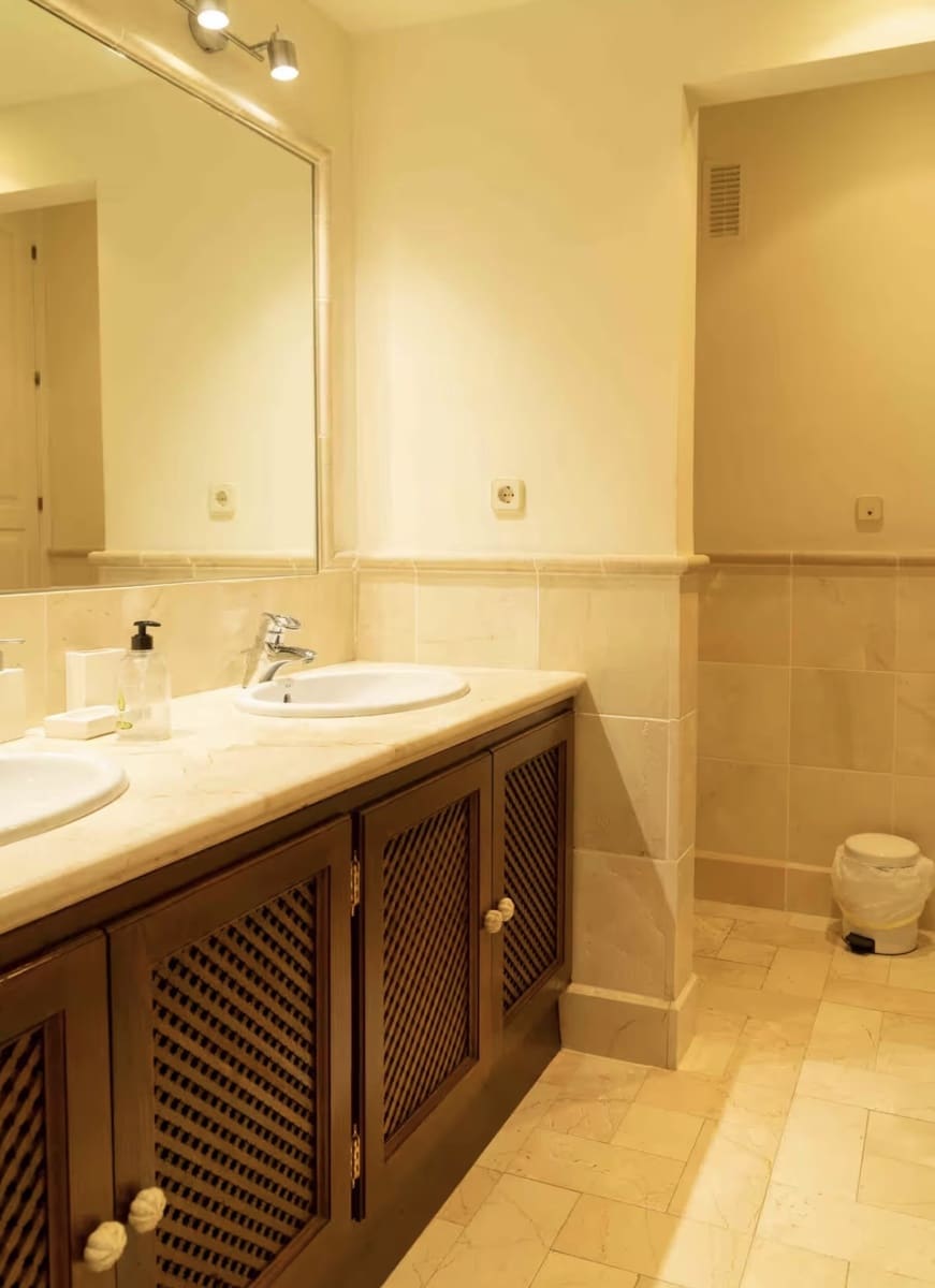 1 sypialnia Apartament do wynajęcia w Marbella z basenem garażem - 1 800 € (Ref: 9565024)