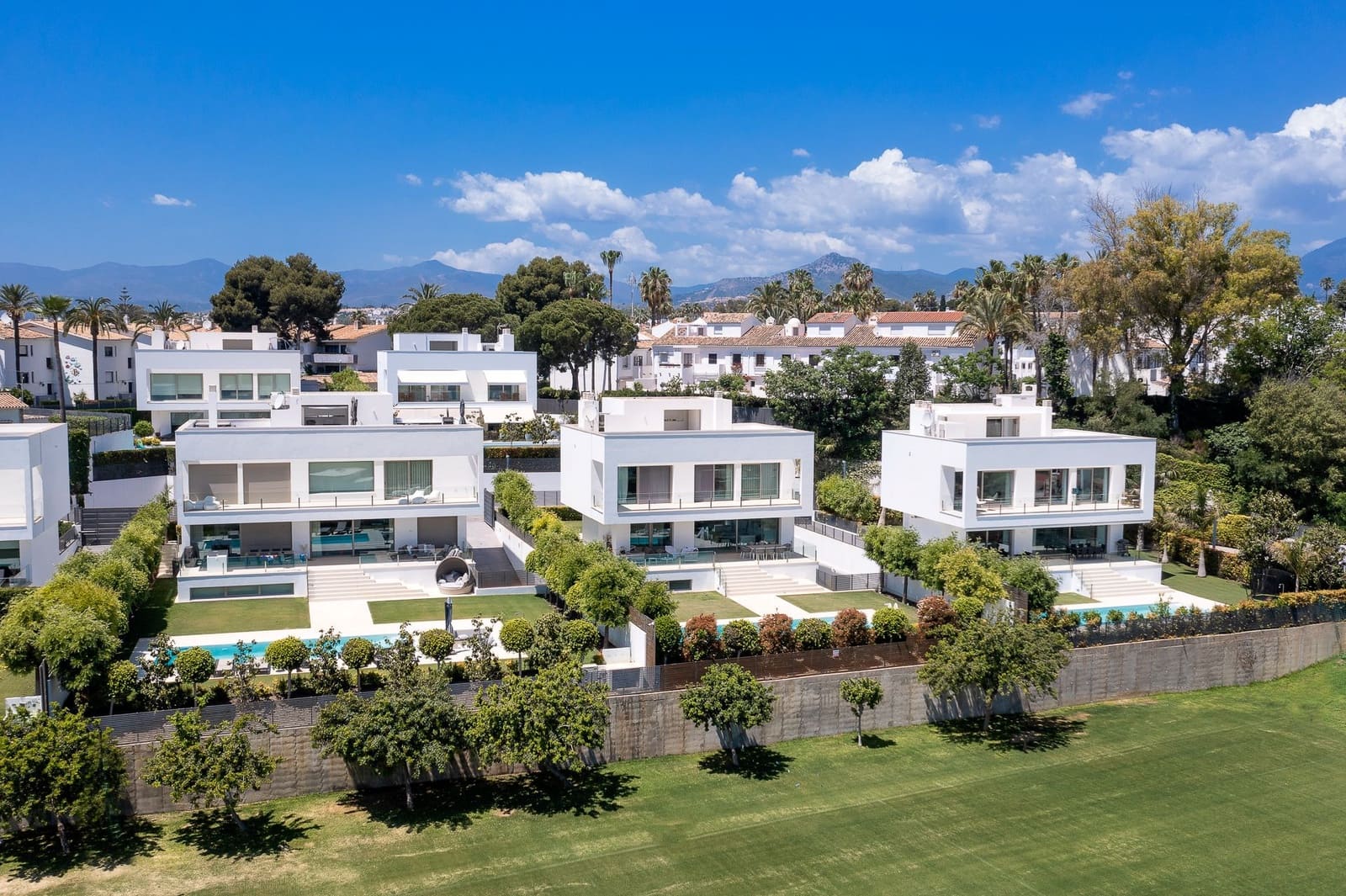 Chalet de 4 habitaciones en San Pedro de Alcantara en venta con piscina garaje - 2.950.000 € (Ref: 9677374)