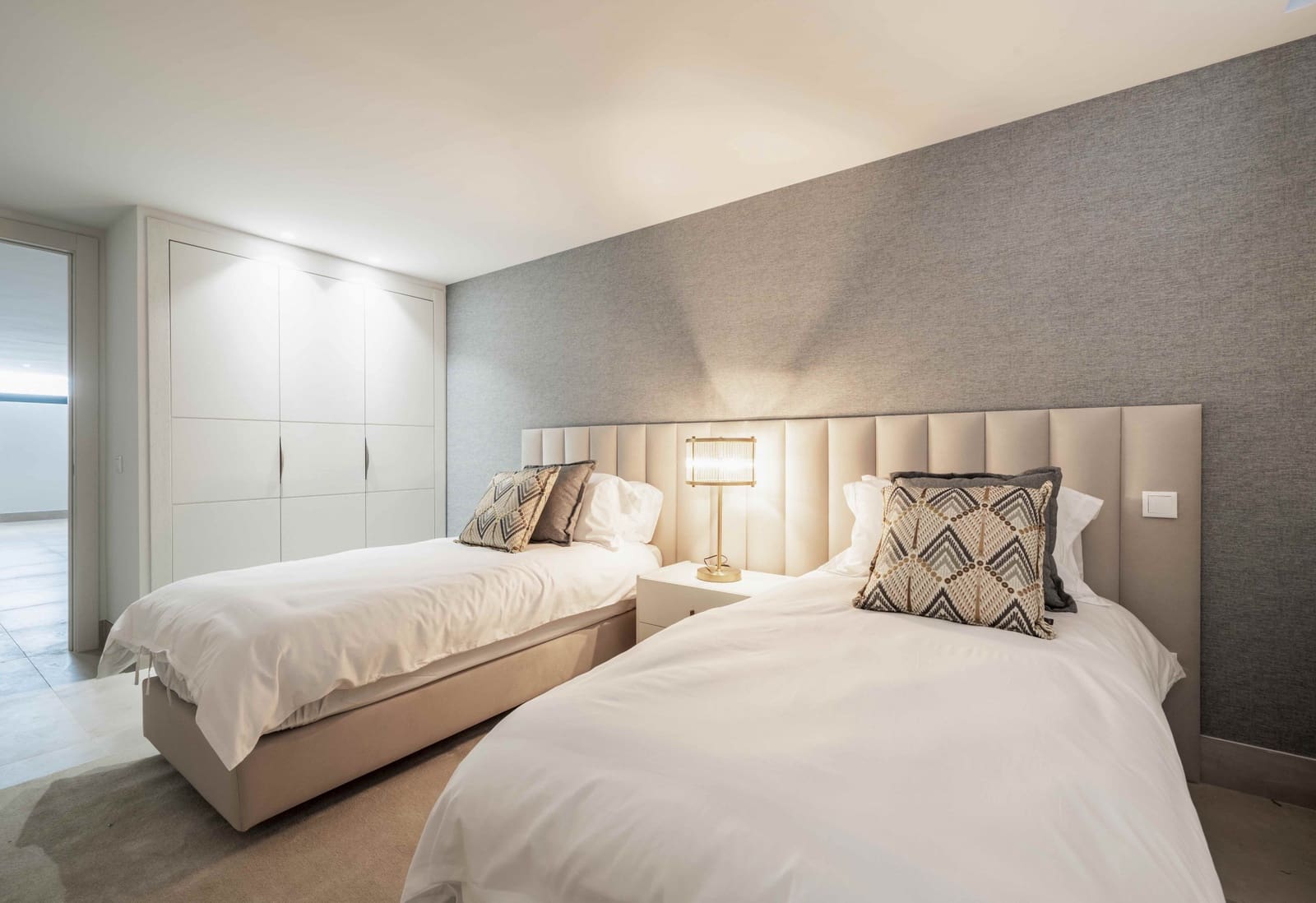 4 bedroom Villa for sale in El Paraiso with pool garage - € 1,995,000 (Ref: 9677376)