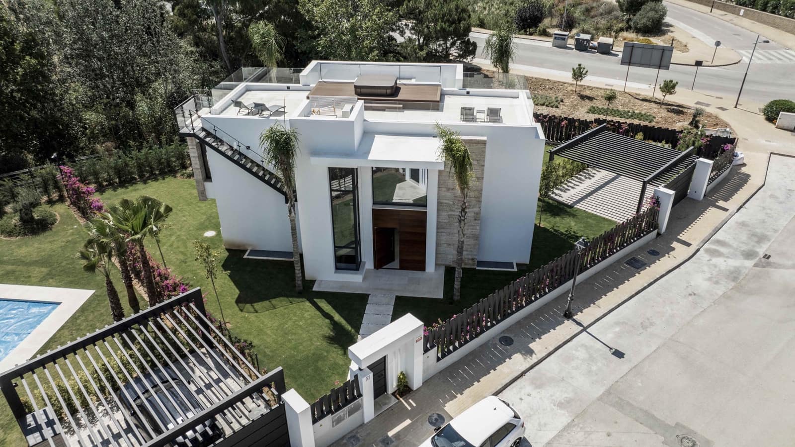 4 bedroom Villa for sale in El Paraiso with pool garage - € 1,995,000 (Ref: 9677376)