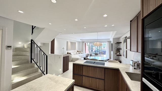 4 bedroom Semi-detached Villa for rent in Marbella with pool garage - € 15,000 (Ref: 9726579)