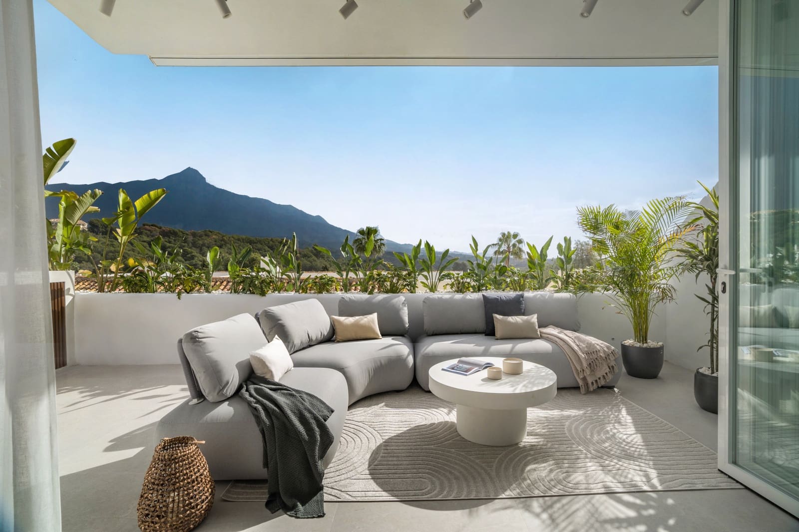 4 soverom Hus til salgs i Nueva Andalucia med svømmebasseng garasje - € 1 795 000 (Ref: 9825017)
