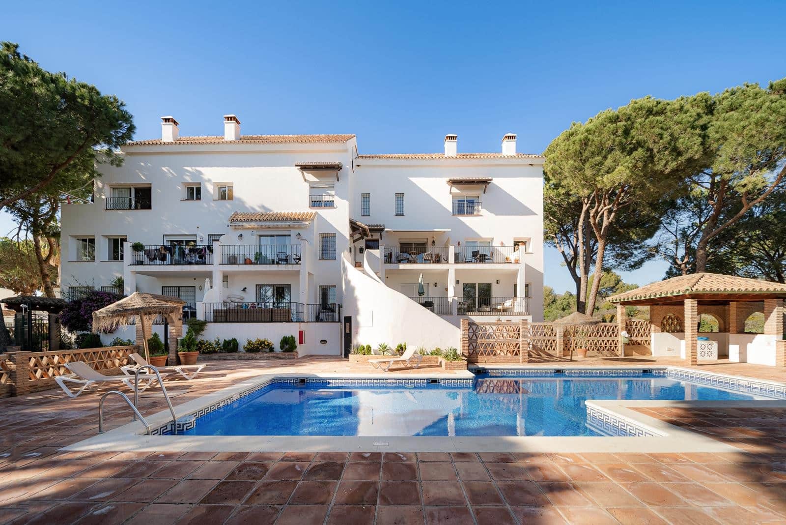 2 bedroom Apartment for sale in Marbella with pool garage - € 560,000 (Ref: 9825026)
