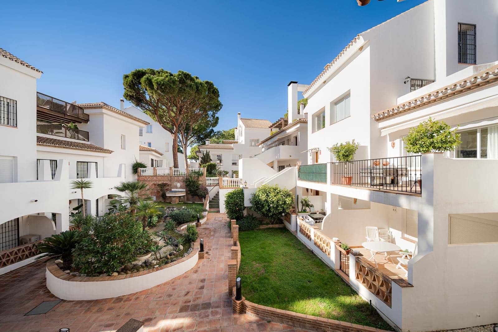 2 bedroom Apartment for sale in Marbella with pool garage - € 560,000 (Ref: 9825026)
