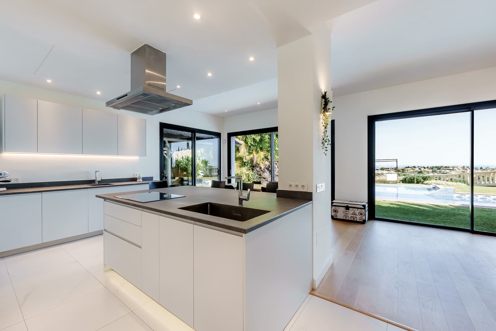5 Zimmer Villa zu verkaufen in Benahavis mit Pool Garage - 2.150.000 € (Ref: 9831275)