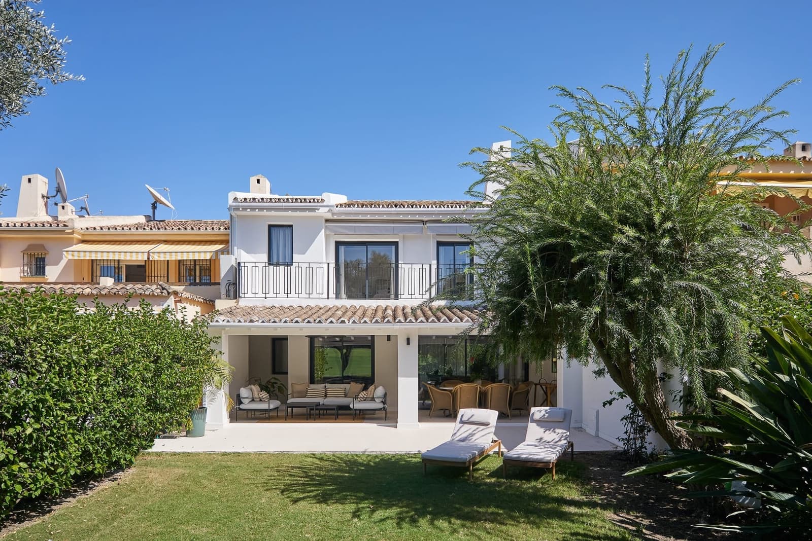 4 bedroom Townhouse for sale in Nueva Andalucia with pool garage - € 1,650,000 (Ref: 9839147)