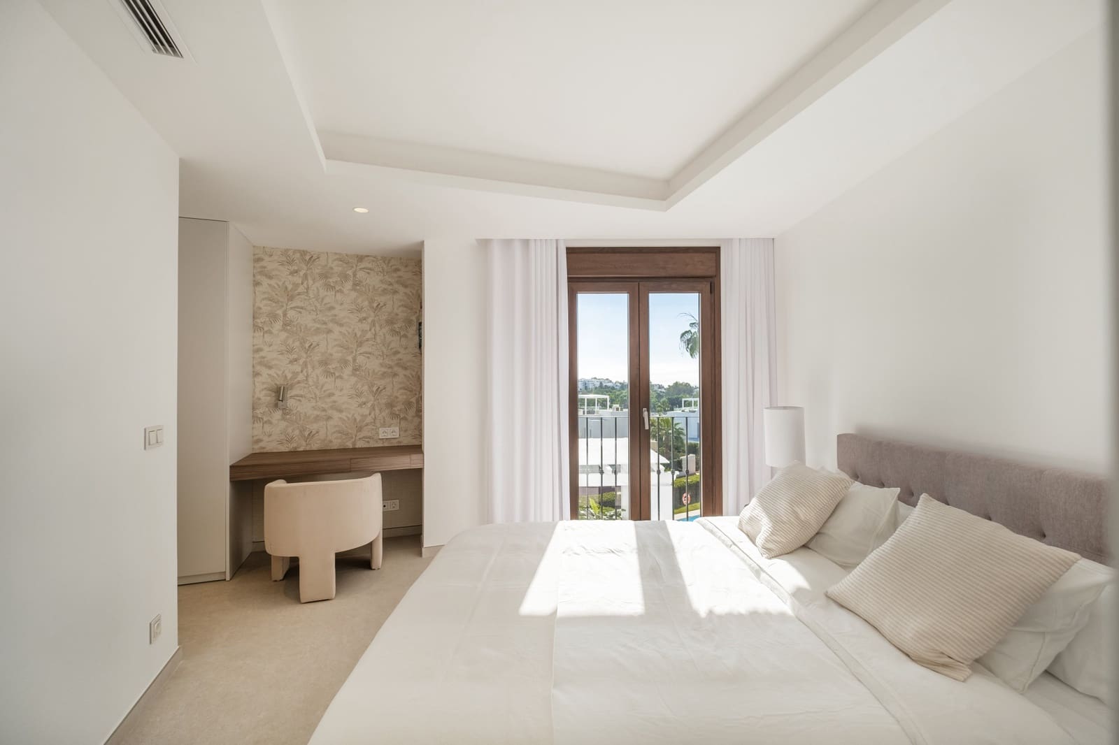 4 bedroom Townhouse for sale in El Paraiso with pool garage - € 1,325,000 (Ref: 9839150)