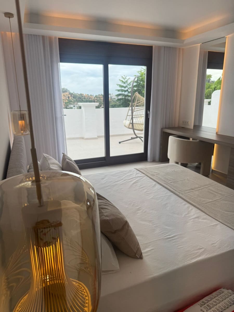 4 bedroom Townhouse for sale in El Paraiso with pool garage - € 1,295,000 (Ref: 9839151)