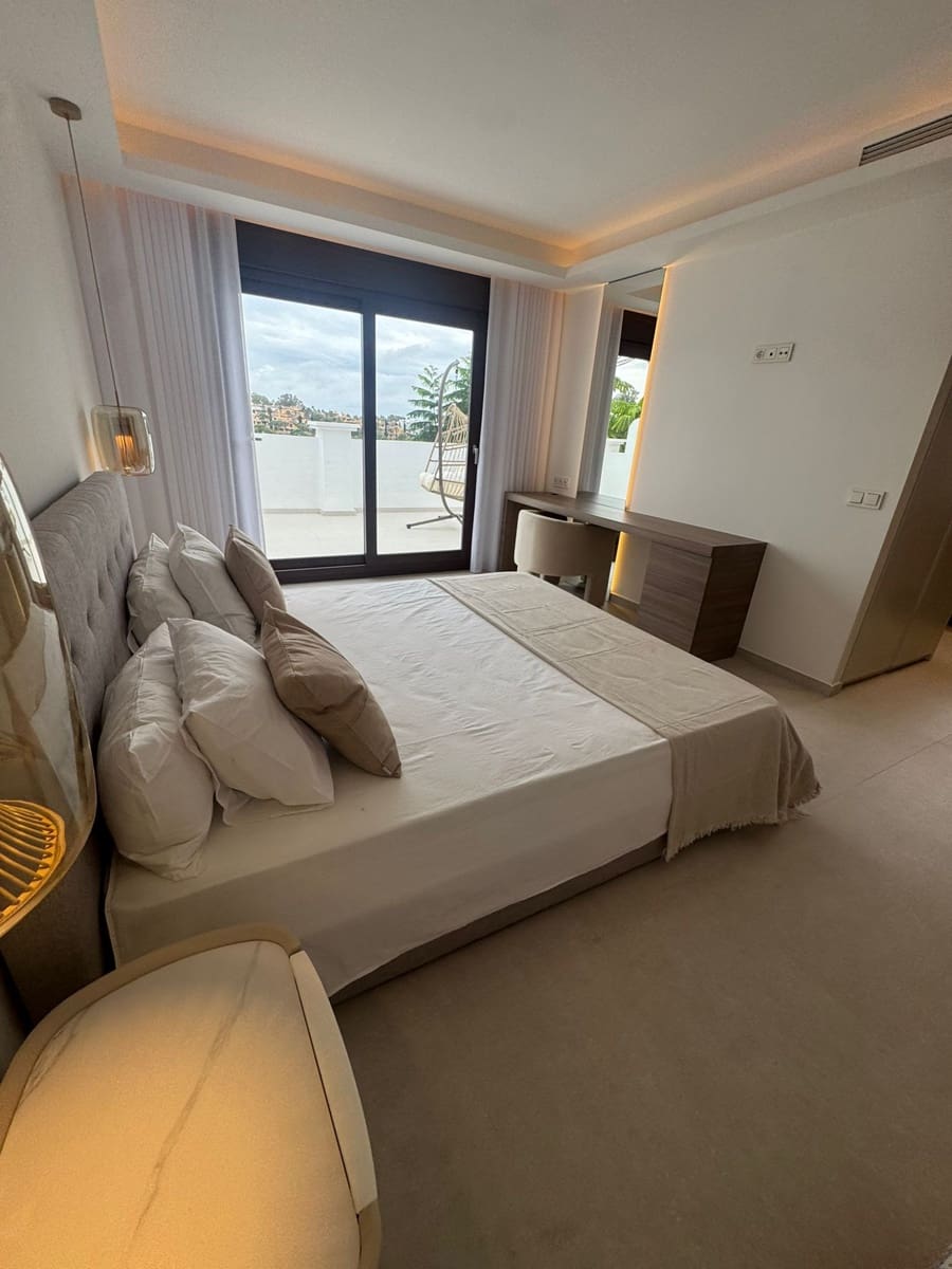4 bedroom Townhouse for sale in El Paraiso with pool garage - € 1,295,000 (Ref: 9839151)
