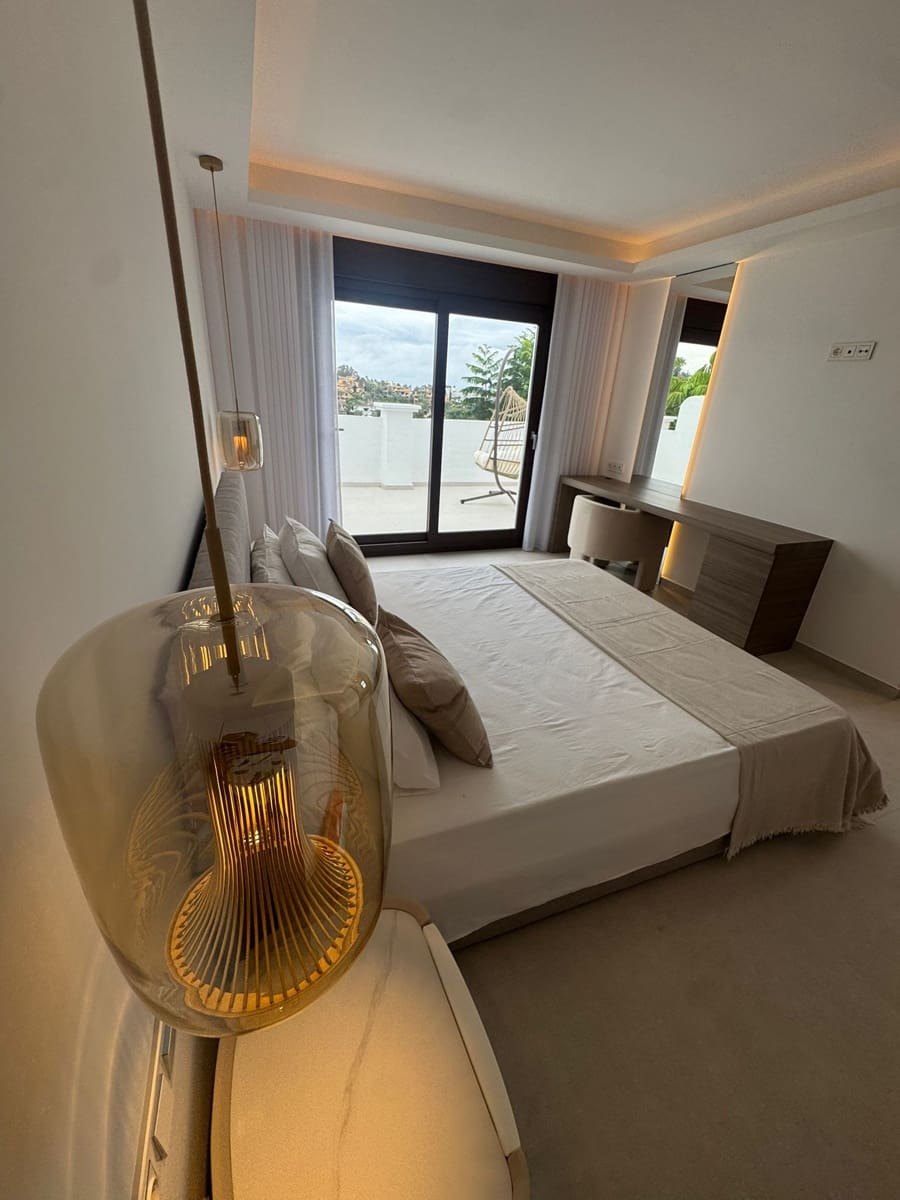 4 bedroom Townhouse for sale in El Paraiso with pool garage - € 1,295,000 (Ref: 9839151)