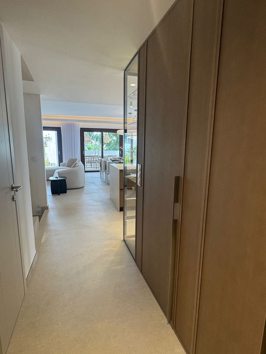 4 bedroom Townhouse for sale in El Paraiso with pool garage - € 1,295,000 (Ref: 9839151)