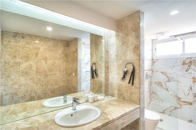 4 soveværelse Byhus til salg i La Dama de Noche - La Alzambra, Marbella med swimmingpool garage - € 950.000 (Ref: 9846168)
