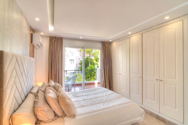 4 soveværelse Byhus til salg i La Dama de Noche - La Alzambra, Marbella med swimmingpool garage - € 950.000 (Ref: 9846168)