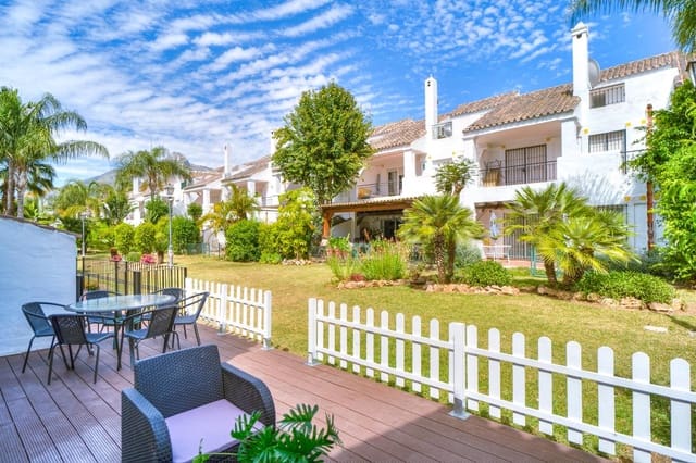 4 soveværelse Byhus til salg i La Dama de Noche - La Alzambra, Marbella med swimmingpool garage - € 950.000 (Ref: 9846168)